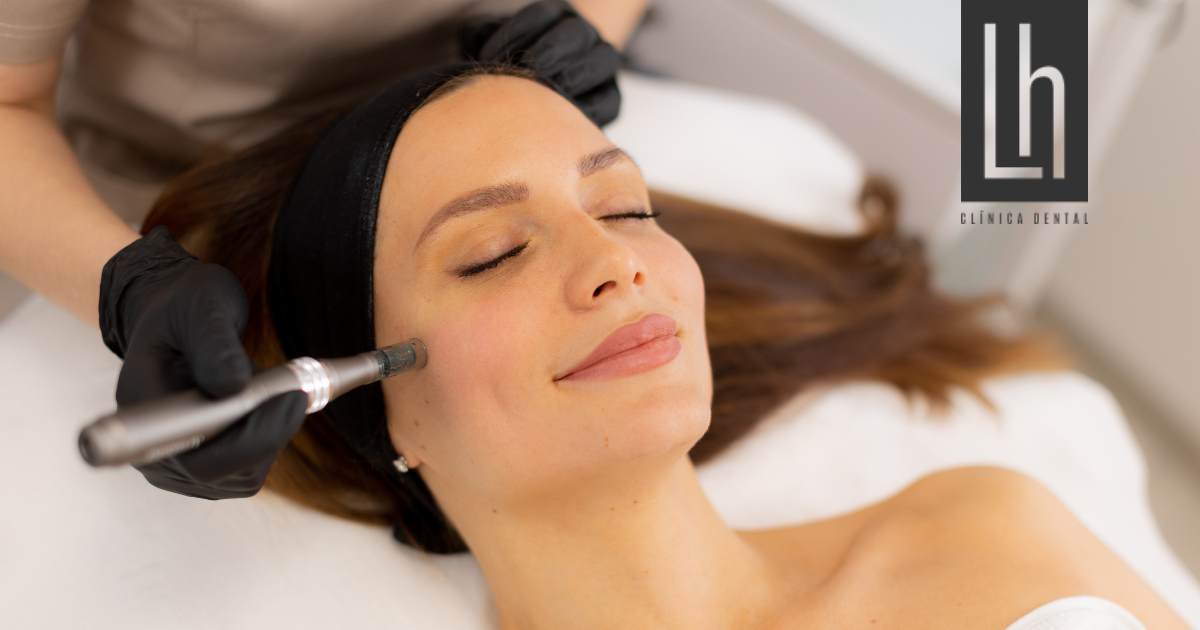 Mujer recibiendo tratamientos de estética facial para un rostro firme y luminoso, mostrando expresión de bienestar - Clínica Dental Henríquez
